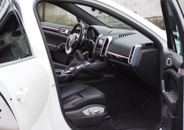 Porsche Cayenne cena 119000 przebieg: 205000, rok produkcji 2014 z Poręba małe 562